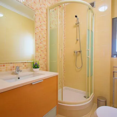 Spacious With A/c, 5 Walking Min From The Beach البوفيرا