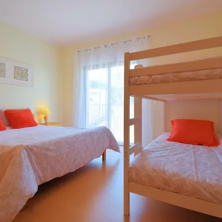 Spacious With A/c, 5 Walking Min From The Beach شقة