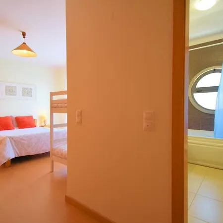 شقة Spacious With A/c, 5 Walking Min From The Beach