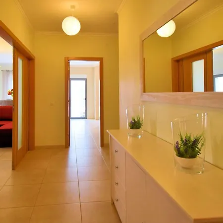 Spacious With A/c, 5 Walking Min From The Beach شقة