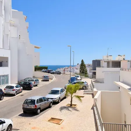 Spacious With A/c, 5 Walking Min From The Beach شقة